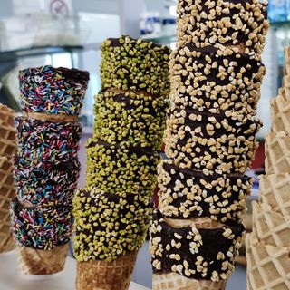 Cono arrotolato, bordo cioccolato con granella - 3 pezzi