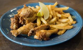 Alitas con patatas fritas (ración)