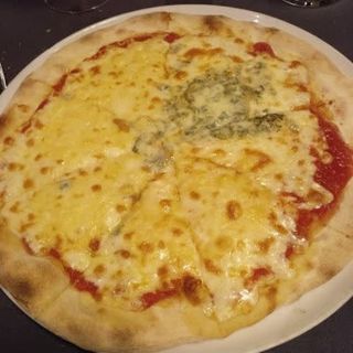 Pizza Cuatro Quesos Tomate