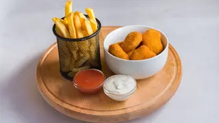 Pileći nuggets sa pomfritom