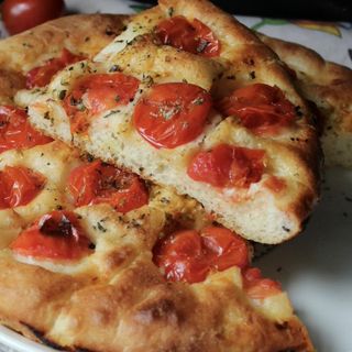 Focaccia de tomate y romero