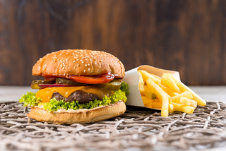 Cheeseburger + cartofi prăjiți