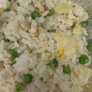 Riso saltato con ananas