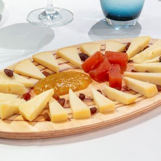 Quesos Gallegos con membrillo natural, confitura de higos y frutos secos. 