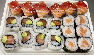 A21 - Rolo de Morango com Salmao, Rolo de Salmao e California de Salmao com Abacate (20 un.)