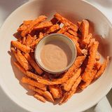 Boniatos crujientes con mahonesa de kimchi