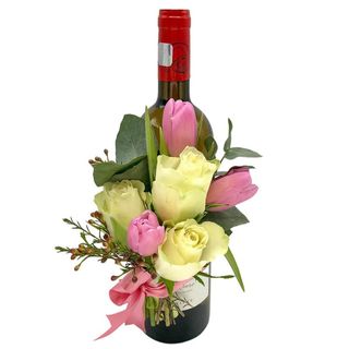 Aranjament floral pe sticla de vin