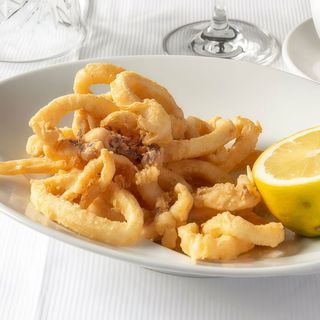 Calamares de potera fritos al aceite de oliva virgen. Ración