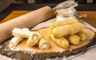 Tequeños Con Salsa De Arándanos (10 Uds.)