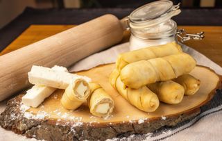 Tequeños Con Salsa De Arándanos (10 Uds.)