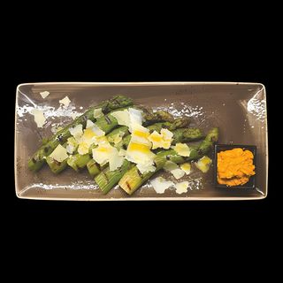 Аспержи с пармезан и сос Ромеско