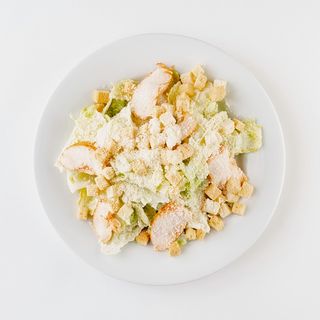 Салат Цезарь с курицей гриль