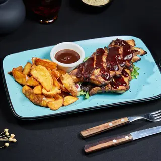 Coaste de porc cu cartofi wedges și sos Gio
