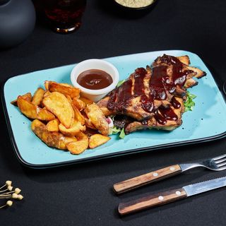 Coaste de porc cu cartofi wedges și sos Gio