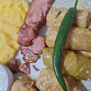 Sarmale cu mămăligă, smântână și afumătură