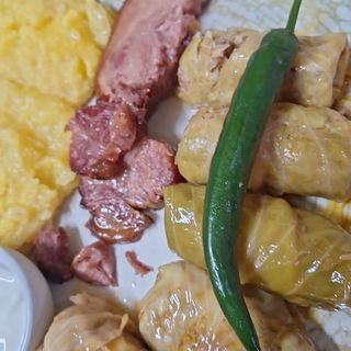 Sarmale cu mămăligă, smântână și afumătură