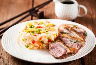 38. Пържен ориз с патешко, зеленчуци и яйца (700г)