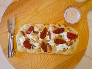 Pinsa con brie, scamorza, pomodori secchi e salame ungherese