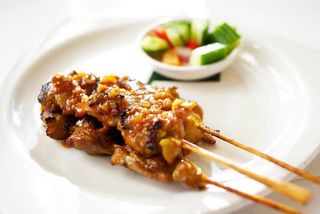 66A. Pollo saté (2uds.) / Satay chicken (2 pieces)