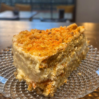 Porción de tarta de zanahoria