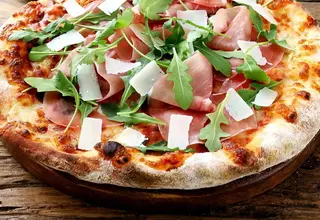 Pizza crudo rucola e grana