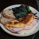 Омлет з шинкою, помідорами, грибами та сиром 