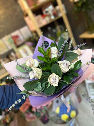 BUCHET 5 TRANDAFIRI ALBI/EUCALIPT/LAVANDA/RUSCUS