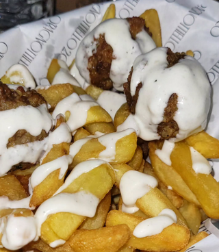 Patatina fritta con polpettine fritte e fonduta di pecorino