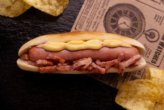 36 Montadito De Hot Dog Con Bacon Y Salsa De Queso
