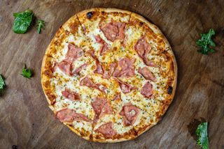 Pizza Quattro Formaggi Con Prosciuto Ø30cm