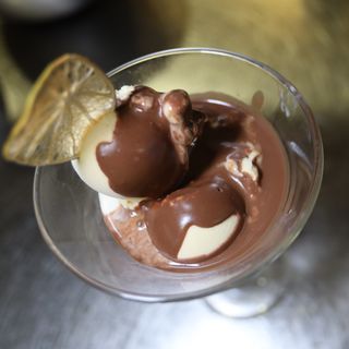 Sladoled sa prelivom od crne čokolade