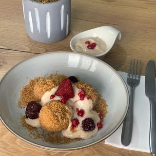 Galuste cu prune si sos de scortisoara