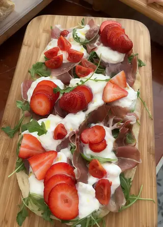 Pizza gourmet con fruta de temporada