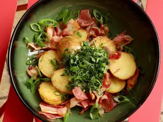 Молода картопля з беконом та грибним маслом (300g)