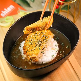 Katshlen Curry con Arroz Jazmín.