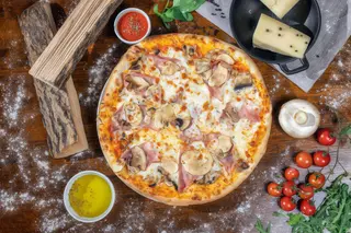 Pizza Prosciutto e Funghi Ø50cm + Coca Cola 2l