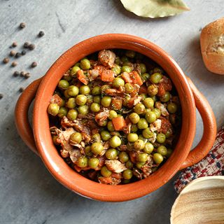 Tocănița bunicii cu mazăre și pui