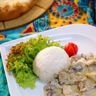 Курица с грибами в сливочном соусе с рисом