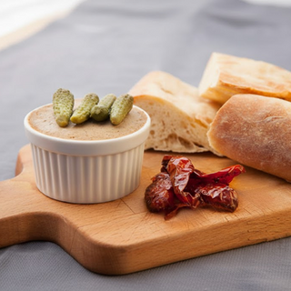 პაშტეტი კიტრის მწნილით და პურით