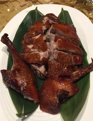 Pato asado cantonés con hueso
