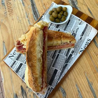 Bocadillo de jamón serrano y queso mahonés