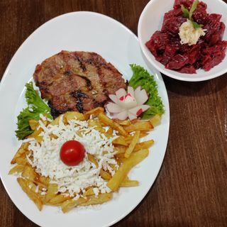 Ceafă de porc, cartofi prăjiți cu telemea și castraveti murati