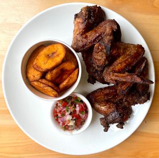 6 BBQ Wings with kachumbari 