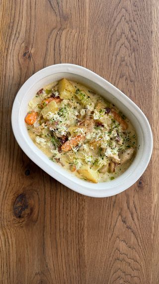 Кролик запечений з овочами в соусі із білих грибів (500г)