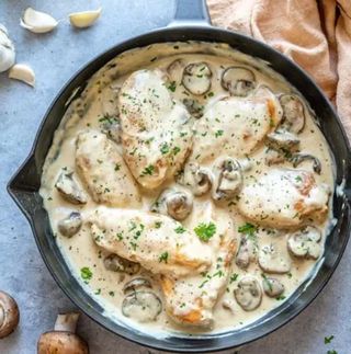 Пиле с гъбен сос и гарнитура 