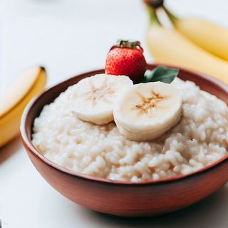 Каша рисовая с бананом и клубникой