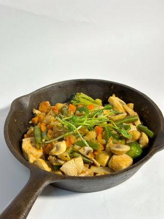 Сковорідка з овочами та куркою (400 гр)