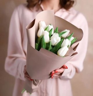 9 белых тюльпанов