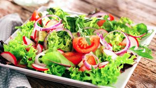 Insalata mista iceberg, radicchio, rucola, pomodori