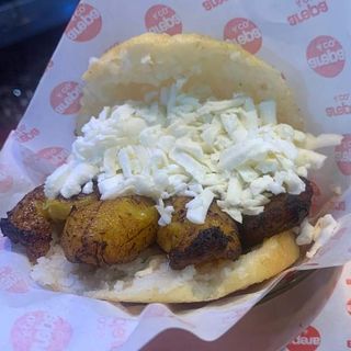 AREPA DE TAJADA Y QUESO (1 Ud.)